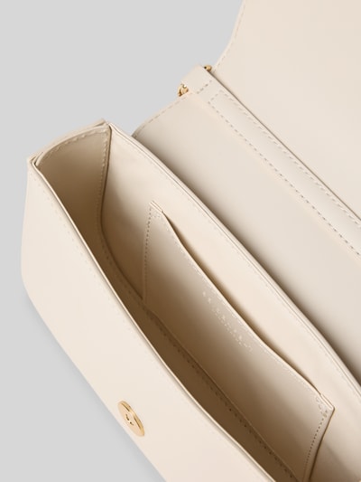 Produktfoto, Handtasche mit Perlen und Tragehenkel Modell 'TYDAL' van Seidenfelt, dames handtas met overslag, magneetsluiting, labeldetail, parels, draagband, schouderband, hoofvak, breedte 19 cm, lengte 12 cm, diepte 4 cm, schouderbandlengte 112 cm, beige kleur, gladde textuur