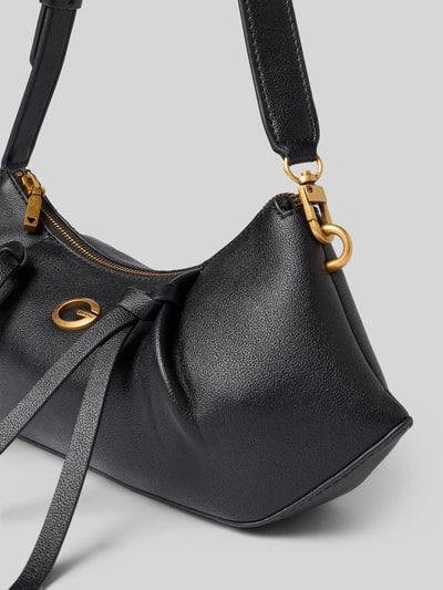 Produktfoto, Handtasche mit Schulterriemen Modell 'ALLEGRA' von GUESS in Schwarz, goldfarbene Details, genarbte Textur, Label-Detail sichtbar
