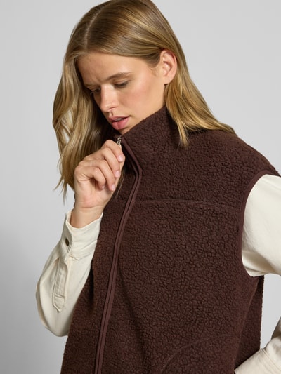 Vrouwenmodel draagt Relaxed fit bodywarmer in teddylook model 'SADIA' van PIECES, Dames, donkerbruin, detailopname bovenlichaam.
