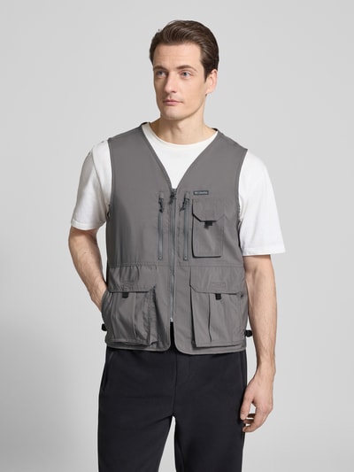 Männermodel trägt Weste mit V-Ausschnitt und Pattentaschen Modell 'SILVER RIDGE' von Columbia in Grau, Regular Fit, Ganzkörperansicht von vorne. Rückenlänge 65 cm, Schulterbreite 37 cm, Brustweite 54 cm, Reißverschluss, Outdoor-Weste.