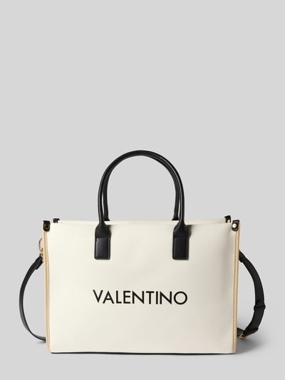 Produktfoto, cremefarbene Handtasche mit Logo Modell 'ACANTHA' von VALENTINO BAGS, schwarzer Henkel, Baumwoll-Viskose-Mix, glatte Oberfläche, sichtbarer Reißverschluss und Schulterriemen, Maße 41x31x14 cm, neutrale Studiobelichtung