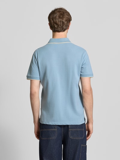 Männermodel trägt Regular Fit Poloshirt mit Logo-Stitching Modell 'Hedin' von Blend aus reiner Baumwolle, kurzärmelig, Rückenlänge 71 cm, Ganzkörperansicht Rückansicht.