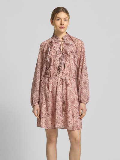Frauenmodel trägt Knielanges Kleid mit Raglanärmeln von Jake*s Collection in Rosa mit Volants, Stehkragen und Bindegürtel, Ganzkörperansicht von vorne.