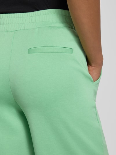 Frauenmodel trägt Culotte mit elastischem Bund Modell 'Kate' von ICHI in Mintgrün, angedeutete Gesäßleistentasche, Nahaufnahme Rückansicht, Material-Mix mit Viskose-Anteil, Wide Fit.