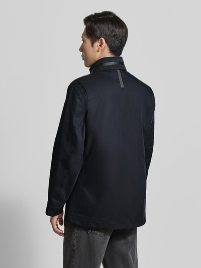 Männermodel trägt Jacke mit Stehkragen und Pattentaschen Modell 'DEFENDER' von G-LAB aus Baumwoll-Mix, Regular-Fit, Rückenansicht.