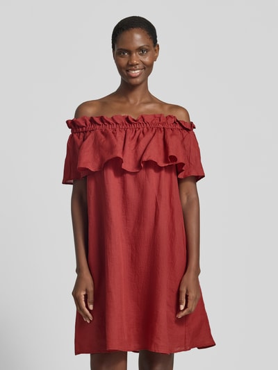 Frauenmodel trägt Figurumschmeichelndes Kleid mit Carmen-Ausschnitt von Marc O'Polo, Optik: Unifarben, Passform: Figurumschmeichelnd, Länge: Knielang, Details: Volants, Ganzkörperansicht von vorne.