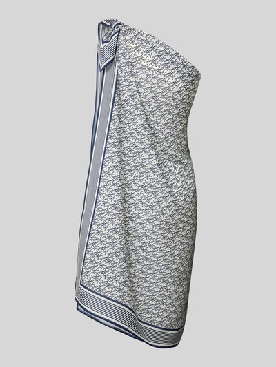 Männermodel trägt Pareo aus reinem Lyocell mit Label Print von TOMMY HILFIGER, Allover-Muster, Logo-Applikation, Ganzkörperansicht von vorne