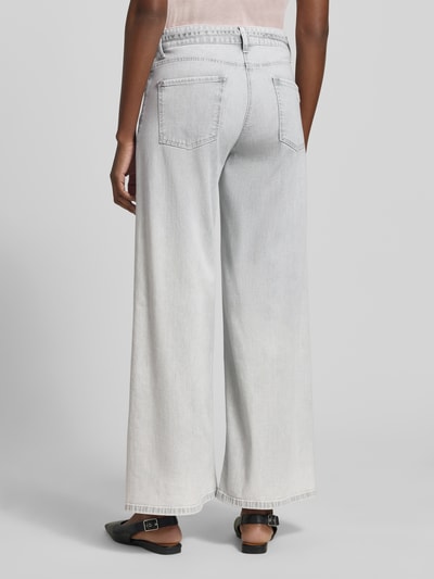 Frauenmodel trägt Wide Leg Jeans aus Baumwoll-Mix Modell 'PALAZZO' von Cambio in Denim-Optik, High-Waist, 5-Pocket-Design, Cropped-Länge, Label-Patch, Ganzkörperansicht Rückansicht.