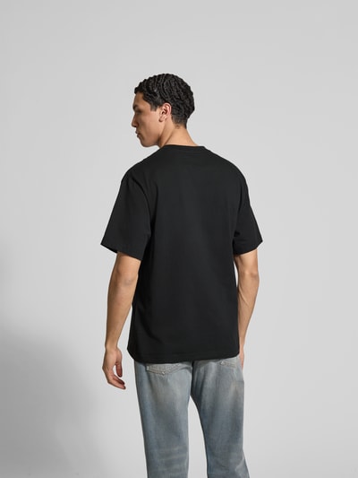 Männermodel trägt Regular Fit T-Shirt aus reiner Baumwolle von Kenzo in Schwarz mit Rundhalsausschnitt, Kurzärmelig, Label-Stitching, Rückenlänge 71 cm bei Größe M, Ganzkörperansicht Rückansicht.