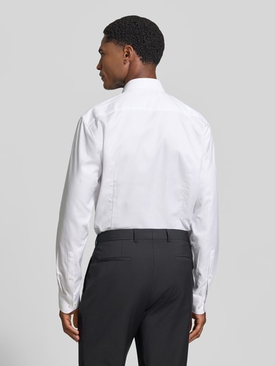Männermodel trägt weißes Slim Fit Businesshemd aus reiner Baumwolle von Jake*s vor grauem Hintergrund, Ganzkörperansicht Rückansicht.