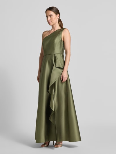 Frauenmodel trägt Midikleid mit Rüschenbesatz von Adrianna Papell in Satin, asymmetrisch, Ziersteinbesatz, olivegrün, Ganzkörperansicht von vorne.