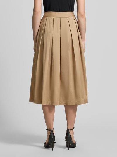 Frauenmodel trägt Midirock mit Eingrifftaschen Modell 'KYLIE' von 0039 Italy aus Baumwoll-Mix mit Stretch-Anteil in A-Linie, Ganzkörperansicht Rückansicht.