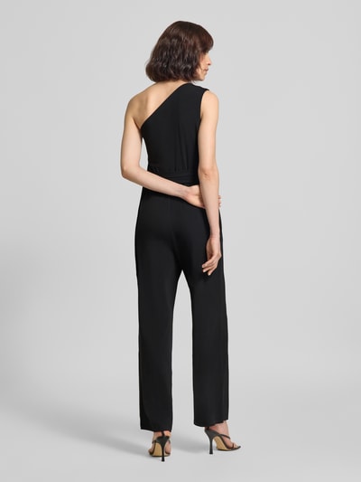 Frauenmodel trägt Jumpsuit mit Stretch-Anteil von Oui in Schwarz, taillierte Passform, One-Shoulder, Ganzkörperansicht Rückansicht.