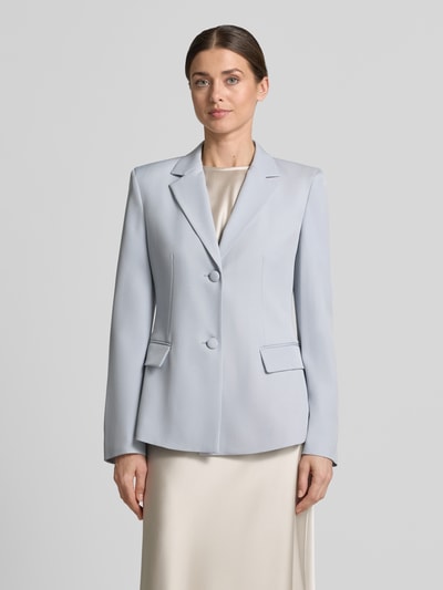 Frauenmodel trägt Blazer mit Reverskragen und Pattentaschen von Jake*s Collection in Hellblau, Material-Mix mit Stretch-Anteil, Taillierter Schnitt, Knopfleiste, Rückenlänge 65 cm, Brustweite 46 cm, Ärmellänge 63 cm, Ganzkörperansicht von vorne.