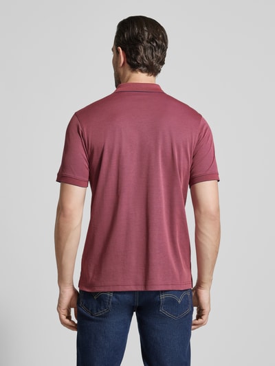 Männermodel trägt Relaxed Fit Poloshirt aus Baumwoll-Mix von RAGMAN in Bordeaux mit Polokragen, Brusttasche, Rückansicht, Ganzkörperansicht.