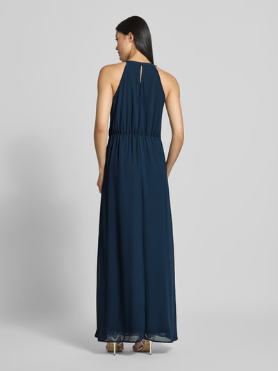 Vrouwenmodel draagt avondjurk met taillenband Model 'MILINA' van VILA, chiffon, getailleerd model, maxi-jurk, rugdecolleté, Ganzkörperansicht Rückansicht.