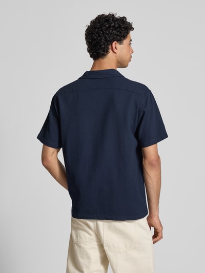 Männermodel trägt Regular Fit Freizeithemd mit Strukturmuster Modell 'Global' von Jack & Jones in Dunkelblau, Ganzkörperansicht Rückansicht. Reine Baumwolle, kurzärmelig, Reverskragen, durchgehende Knopfleiste.