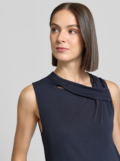 Vrouwenmodel draagt donkerblauw top met asymmetrische halslijn, gladde stof, Slim Fit Top uit pure viscose model 'Epuete' van BOSS, Dames, Nahaufnahme Oberkörper