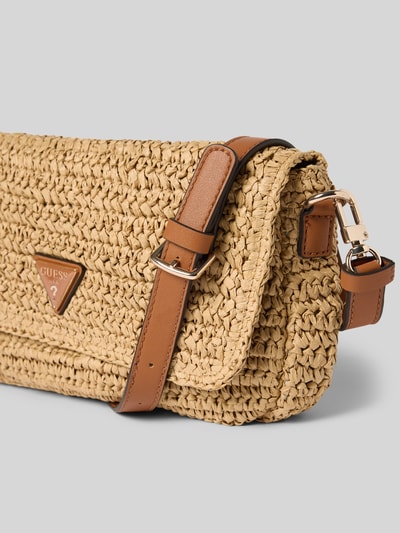 Produktfoto, Shoulder Bag in Flecht-Optik Modell 'OFELIA' od Guess, efekt plecionki, detal z logo, zapięcie na magnes, szerokość w rozmiarze 1: 28 cm, długość w rozmiarze 1: 16 cm, głębokość w rozmiarze 1: 6 cm, długość paska na ramię w rozmiarze 1: 130 cm, główna przegroda z klapką, odpinany pasek na ramię, kieszeń wewnętrzna zapinana na zamek błyskawiczny