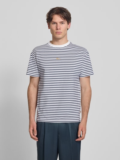 Männermodel trägt T-Shirt mit Label-Stitching und Rundhalsausschnitt von BLKVIS, Reine Baumwolle, Regular-Fit, Allover-Look, Ganzkörperansicht von vorne.