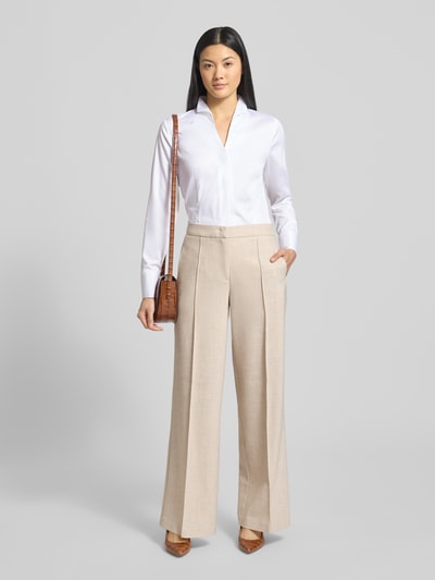 Frauenmodel trägt Hemdbluse mit Stehkragen von ETERNA, Baumwoll-Elasthan-Mix, Lockere-Schnitt, verdeckte Knopfleiste, weiß, Ganzkörperansicht von vorne.