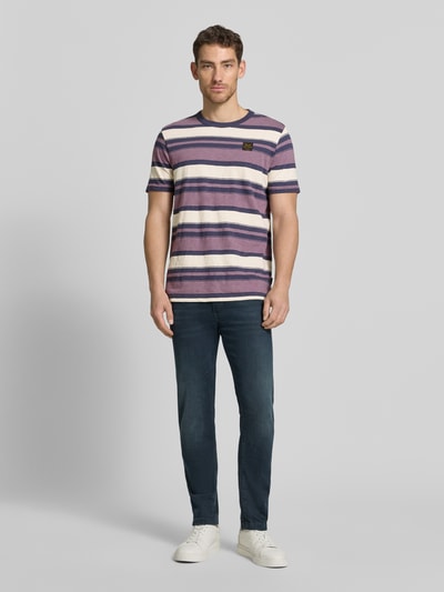 Männermodel trägt T-Shirt mit Rundhalsausschnitt und Label-Stitching von PME Legend, Streifenmuster, Reine Baumwolle, Regular-Fit, Ganzkörperansicht von vorne.