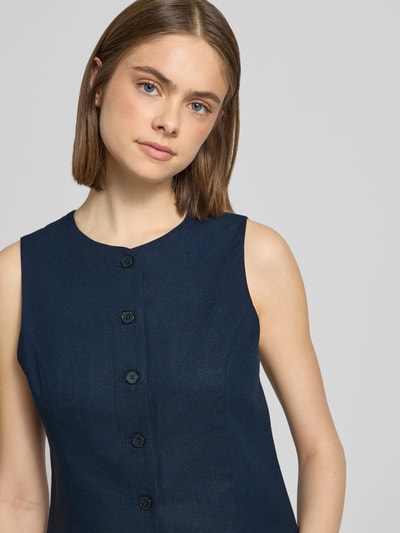 Vrouwenmodel draagt Regular Fit bodywarmer uit viscose-linnen-mix model 'GOA' van Only in effen kleuren, maokraag, knoopsluiting, afgeronde rompzoom, flammgaren materiaalverwerking, look bovenstuk, Nahaufnahme bovenlijf.