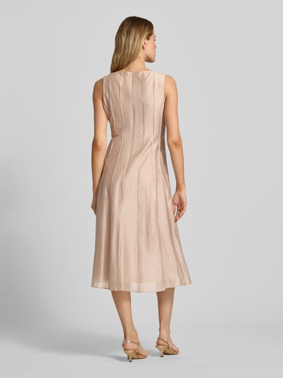 Frauenmodel trägt Cocktailkleid mit Rundhalsausschnitt von Christian Berg Cocktail in Beige, A-Linie, glatte Textur, Midilänge, Ganzkörperansicht Rückansicht.