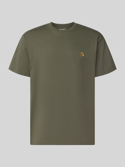 Produktfoto, T-Shirt mit Label-Stitching und Rundhalsausschnitt von Carhartt Work In Progress in Olivgrün aus reiner Baumwolle, Regular Fit, dezentes Logo, glatte Textur, Rückenlänge 72 cm bei Größe M.