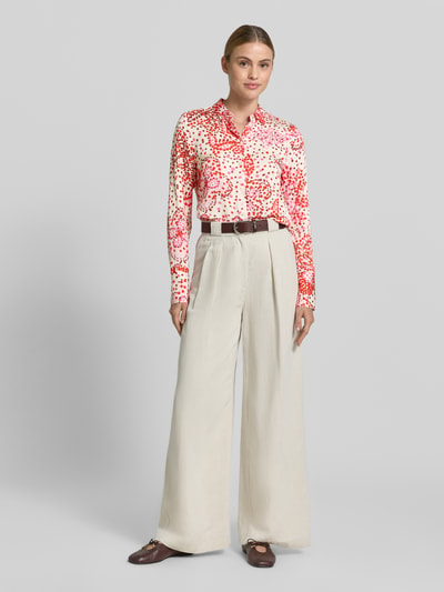 Vrouwenmodel draagt Bluse aus Viskose mit verlängertem Rücken van ETERNA, zuiver viscose, straight fit, overhemdkraag, knoopsluiting, licht afgeronde zoom, verlengde rug, ruglengte maat 36: 73 cm, mouwlengte maat 36: 65 cm, veelkleurig patroon, Ganzkörperansicht van voren.