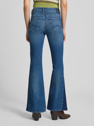 Kobiece model prezentuje jeansy Flared Fit w 5 kieszeni, Model 'Shelby' od Mustang, mieszanka bawełny, krój rozkloszowany, zapięcie na guzik i zamek błyskawiczny, Szerokość w rozmiarze 27/32: 37 cm, Długość wewnętrzna nogawki: 82 cm, widok całościowy z tyłu