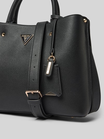 Produktfoto, schwarze Handtasche mit Label-Applikation Modell 'ECO MERIDIAN II' von GUESS aus strukturiertem Leder, goldfarbene Details, Kontext: Hauptfach mit Reißverschluss, Tragehenkel, Schulterriemen, Maße ca. 31x24x11 cm, Schulterriemen ca. 109 cm.