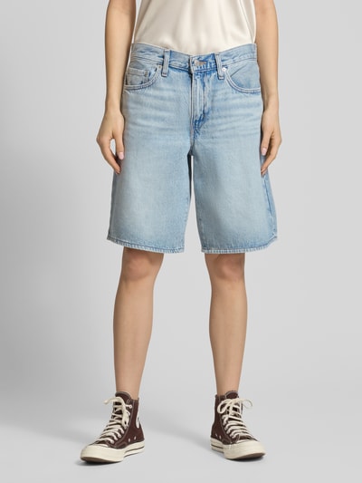 Frauenmodel trägt Baggy Fit Jeansshorts aus reiner Baumwolle Modell 'MIDDY JORT' von Levi's®, Denim-Optik, 5-Pocket-Design, hellblau, Ganzkörperansicht von vorne.