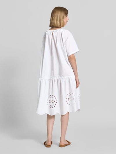 Christian Berg Woman Knielanges Kleid mit Lochstickerei und Rundhalsausschnitt Weiss 5