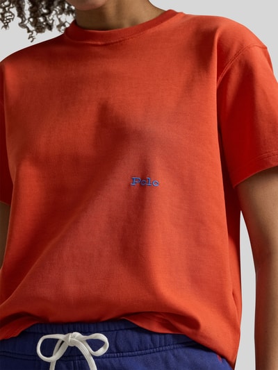Frauenmodel trägt Regular Fit T-Shirt aus reiner Baumwolle von Polo Ralph Lauren in Unifarbe mit Label-Schriftzug, Nahaufnahme Oberkörper.