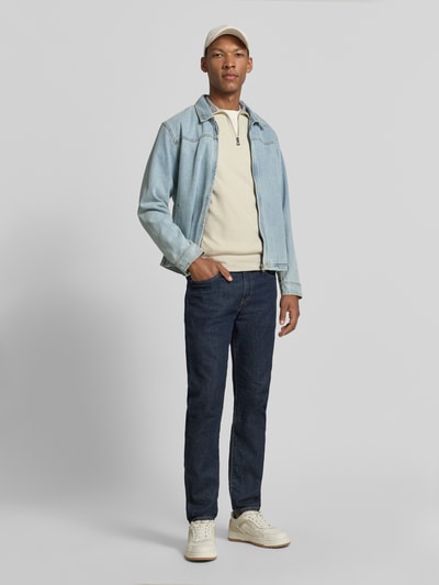 Männermodel trägt Regular Fit Sweatshirt aus Baumwoll-Mix von Polo Ralph Lauren in Beige, kombiniert mit Jeans, Ganzkörperansicht von vorne.