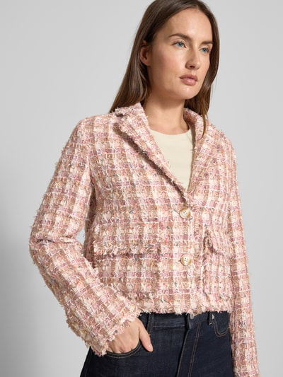 Frauenmodel trägt Regular Fit Blazer mit Strukturmuster und Pattentaschen von Milano Italy aus reiner Viskose in Rosa-Beige, Nahaufnahme Oberkörper.
