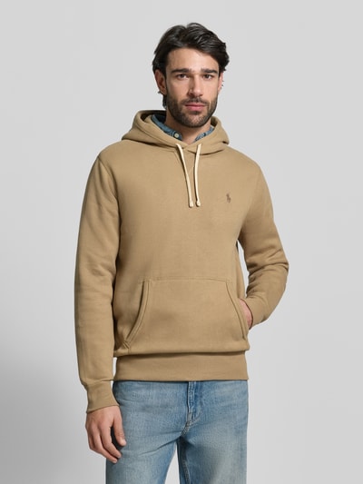 Männermodel trägt Regular Fit Hoodie aus Baumwoll-Mix von Polo Ralph Lauren, Optik: Unifarben, Logo-Detail, Kängurutasche, Sweat, Ganzkörperansicht von vorne.