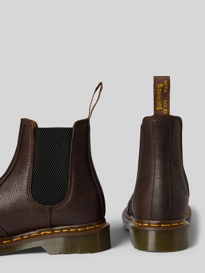 Productfoto, Chelsea Boots aus Leder-Mix von Dr. Martens, donkerbruin, geprofileerde zool, elastische inzet, labeldetail, hakhoogte maat 40: 4 cm, schachthoogte maat 40: 14 cm, schachtbreedte maat 40: 9 cm