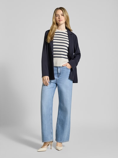 Modelka prezentuje Relaxed Fit Blazer mit Reverskragen od comma, elastyczna mieszanka materiałów, głęboki granat, zapięcie na guzik, lamowane kieszenie, krój relaxed fit, długość tyłu w rozmiarze 36: 70 cm, szerokość w rozmiarze 36: 49 cm, długość rękawów w rozmiarze 36: 63 cm, widok całej sylwetki od przodu