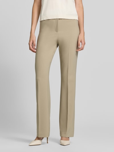 Frauenmodel trägt Gerade Hose mit Gürtelschlaufen Modell 'C_Tana' von BOSS Orange in Beige, glatte Oberfläche, Ganzkörperansicht von vorne.