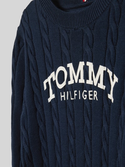 Produktfoto, Regular Fit Pullover aus reiner Baumwolle von Tommy Hilfiger Teens in Dunkelblau mit Zopfmuster, Logo-Stitching, Strickstruktur