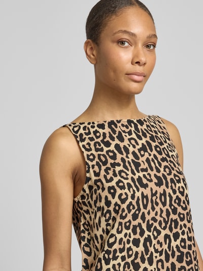 Frauenmodel trägt Minikleid aus Viskose-Mix mit U-Boot-Ausschnitt Modell 'PRISILLA' von Vila im Leo-Print, Nahaufnahme Oberkörper. Damen Minikleid, Leinen-Viskose-Anteil, Straight Fit, Seitliche Eingrifftaschen, Rückenlänge 90 cm, Brustweite 46 cm bei Größe 36.