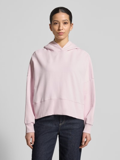 Vrouwenmodel draagt Relaxed Fit Hoodie uit zuiver katoen van Marc O'Polo, look: effen, labelprint, capuchon, sweat, lange mouw, rompzoom, voorkant totaalbeeld