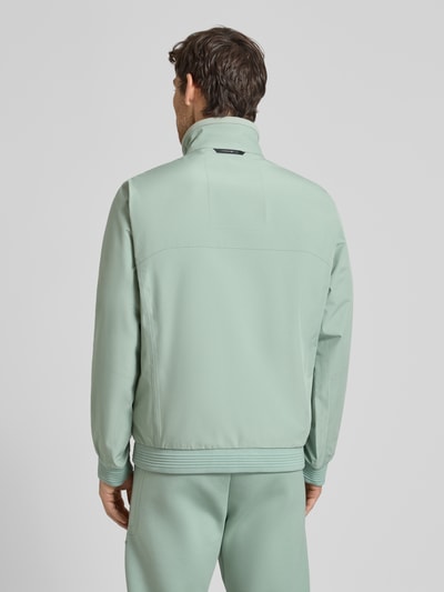 Männermodel trägt Regular Fit Funktionsjacke aus wasserdichtem Material – Porsche x BOSS, Optik: Unifarben, Ganzkörperansicht Rückansicht.