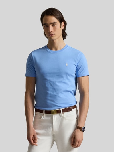 Männermodel trägt Regular Fit T-Shirt aus reiner Baumwolle von Polo Ralph Lauren in Hellblau, unifarben, Logo-Stitching, Ganzkörperansicht von vorne.