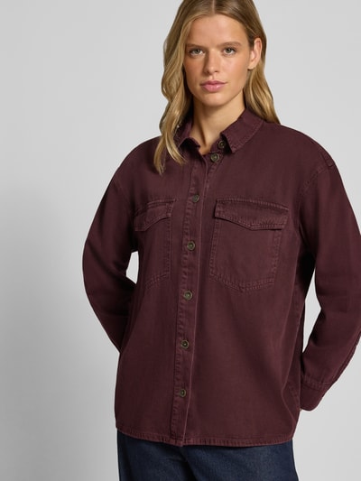 Vrouwenmodel draagt Relaxed Fit Oversized Shirt uit pure katoen model 'SILLA' van ONLY, donkerrood met zichtbare naden, dames oversized shirt, borstzakken, voorkant bovenlichaam close-up.