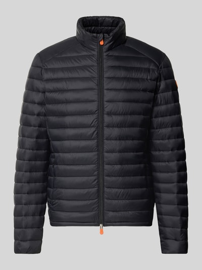 Productfoto, zwarte gewatteerd jack met horizontale doorgestikte naad, opstaande kraag, Model 'ALEXANDER' van Save The Duck, slim fit, tweewegritssluiting, ritszakken, ruglengte maat M 67 cm, schouderbreedte 47 cm, borstwijdte 57 cm, mouwlengte 68 cm