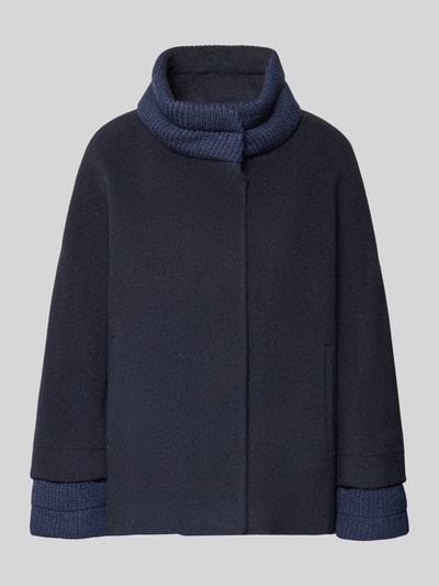 Produktfoto, Jacke aus Lanawolle-Mix mit Stehkragen und Eingrifftaschen von ICONS Cinzia Rocca, dunkelblaue Farbe, strukturierte Details am Kragen und an den Ärmeln, Relaxed Fit, weiche Wolltextur, Stretch-Anteil, schlichte Form, geeignet als Damen Jacke