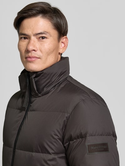 Männermodel trägt Regular Fit Daunenjacke mit Kapuzenkragen von Marc O'Polo in Unifarbe, wasserabweisende Webware, Nahaufnahme Oberkörper.